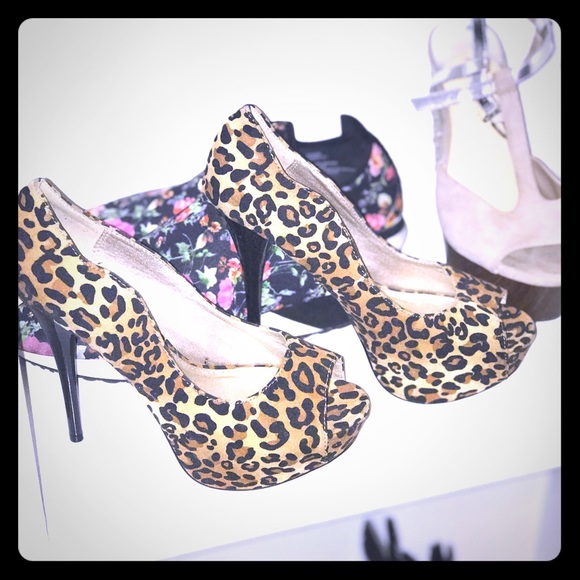 Cheetah heels. - Picture 1 of 5